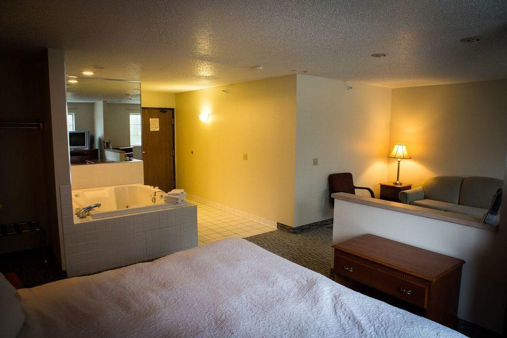Regency Inn & Suites Anoka ภายนอก รูปภาพ